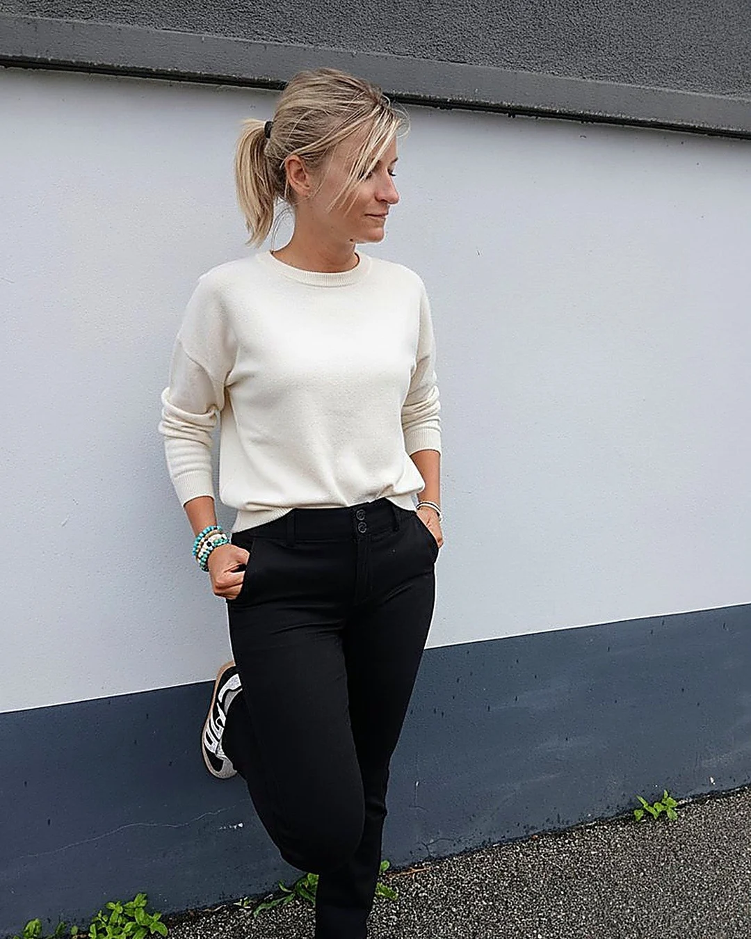 Laurie en pantalon Bibette noir, taille haute et jambe évasée, Red Button