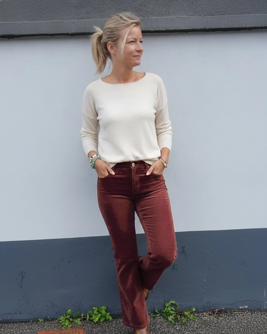 Laurie en pantalon Bibette velours côtelé bordeaux, jambe évasée, Red Button