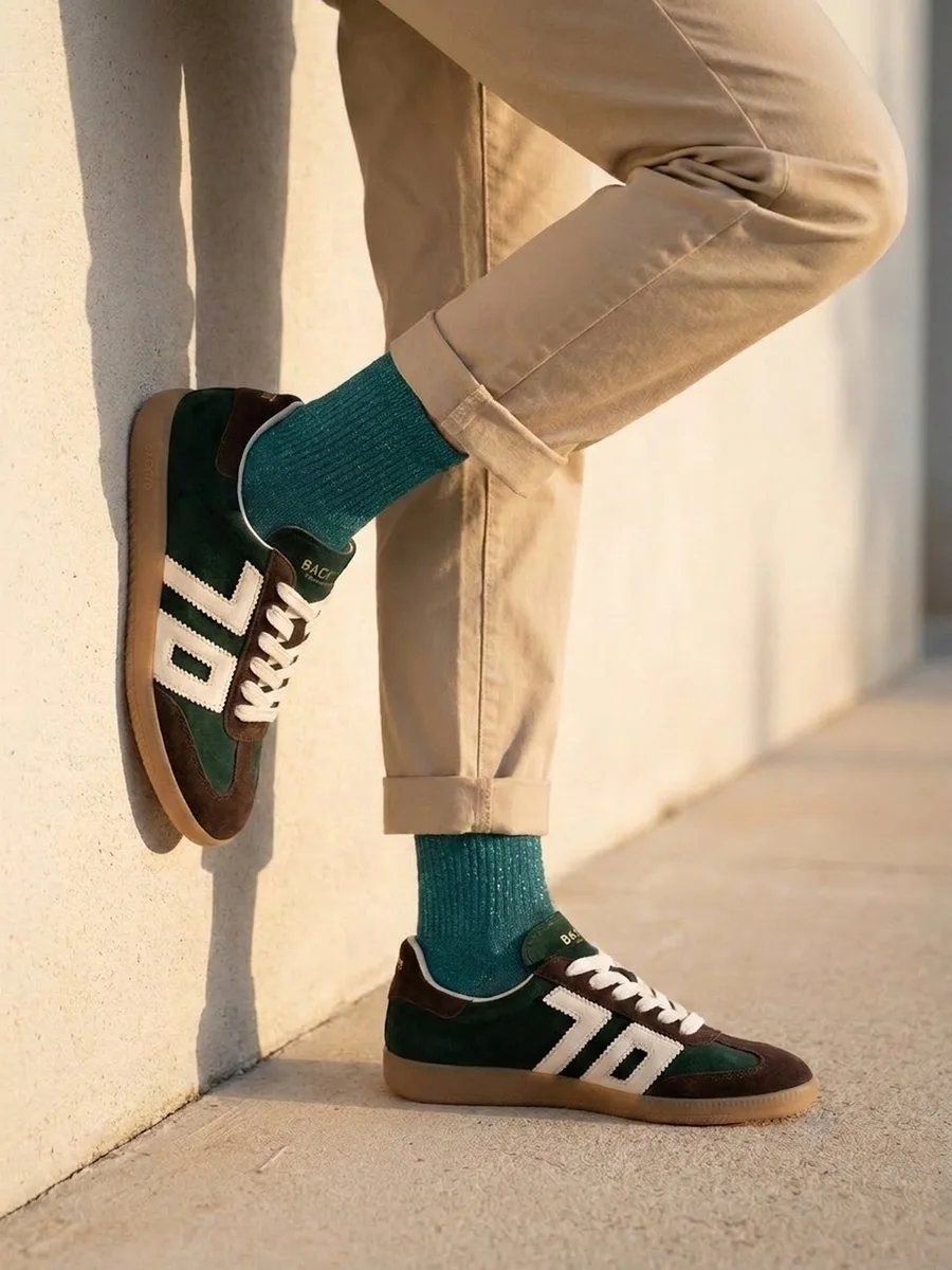 Baskets Back 70 Cloud vert forêt, portées avec des chaussettes vertes sous un pantalon beige