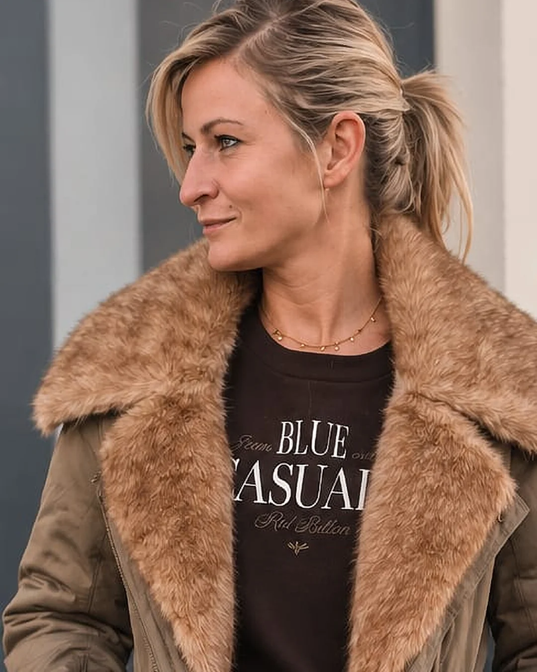 Manteau BSB taupe porté ouvert, grand col fourré camel