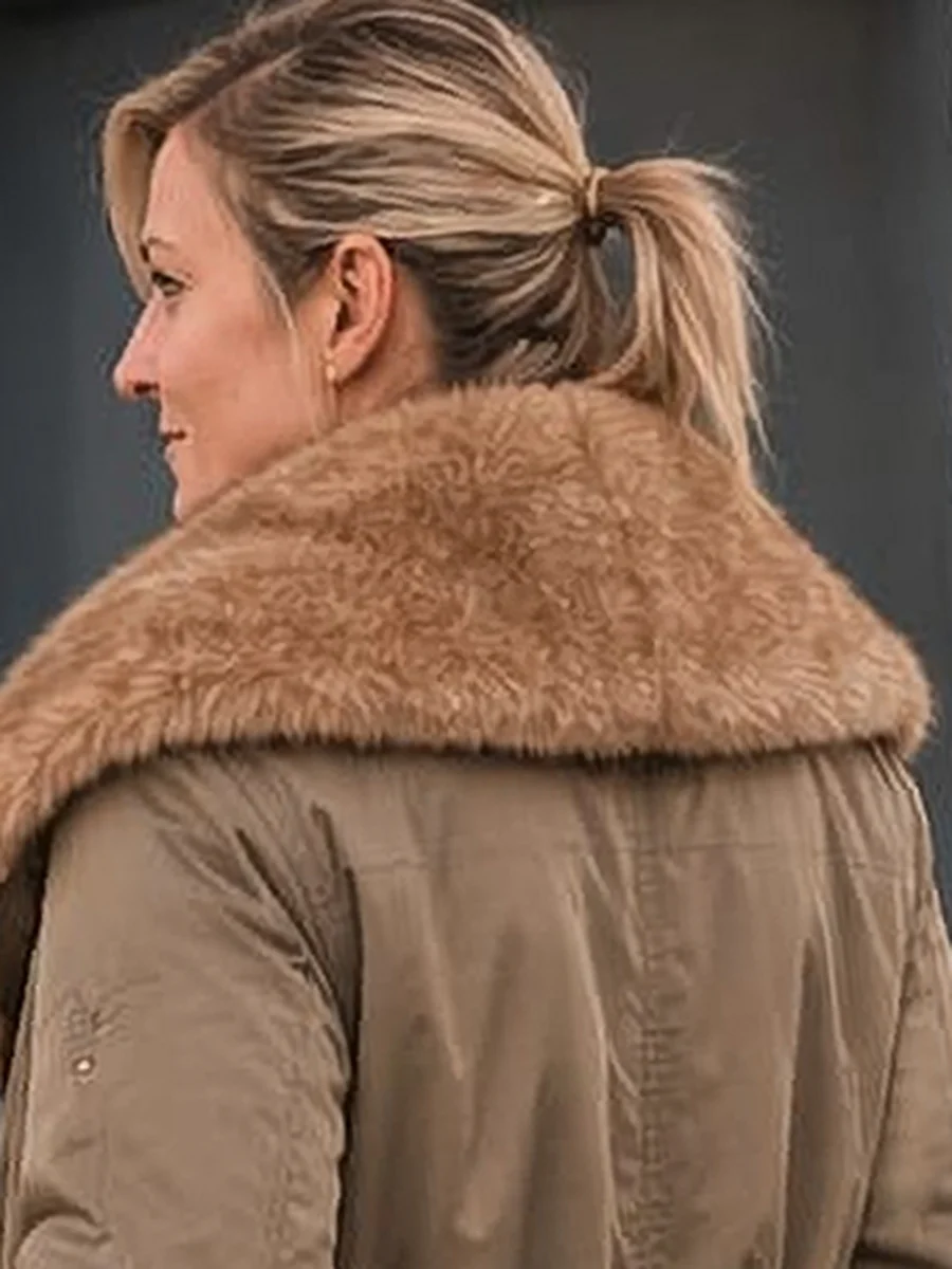 Manteau BSB taupe porté de dos, grand col fourré camel sur les épaules