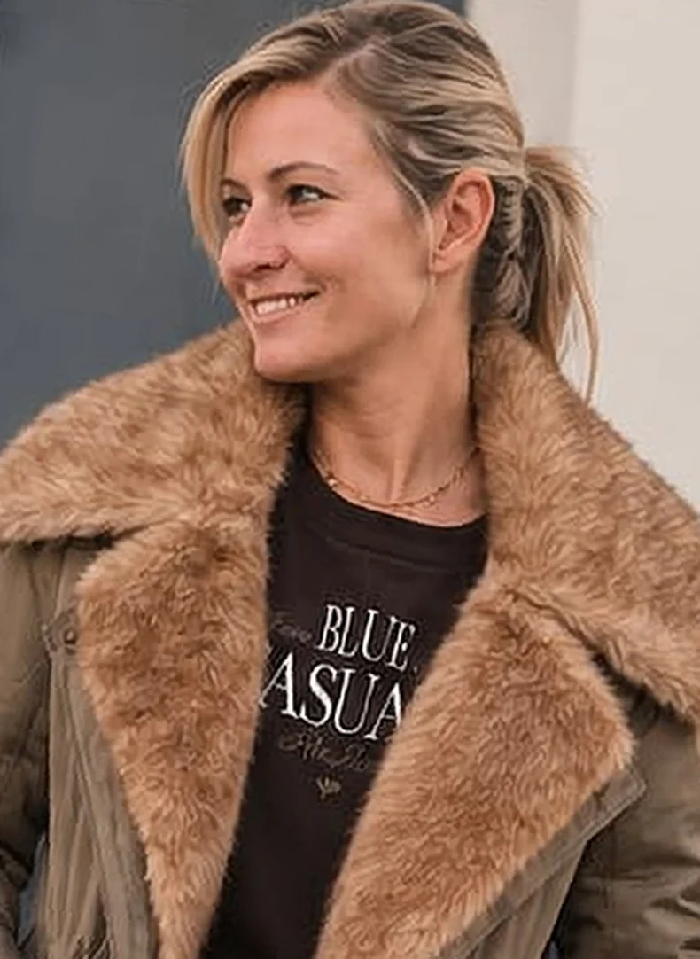 Manteau BSB col fourré taupe porté ouvert, sur un sweat brun