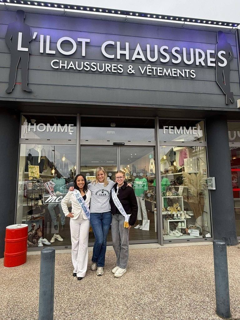 Devanture de L'Îlot Chaussures, enseigne et vitrine