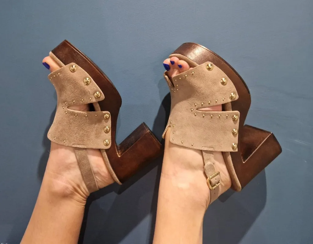 Sandales plateforme en daim beige, clous dorés et semelle foncée