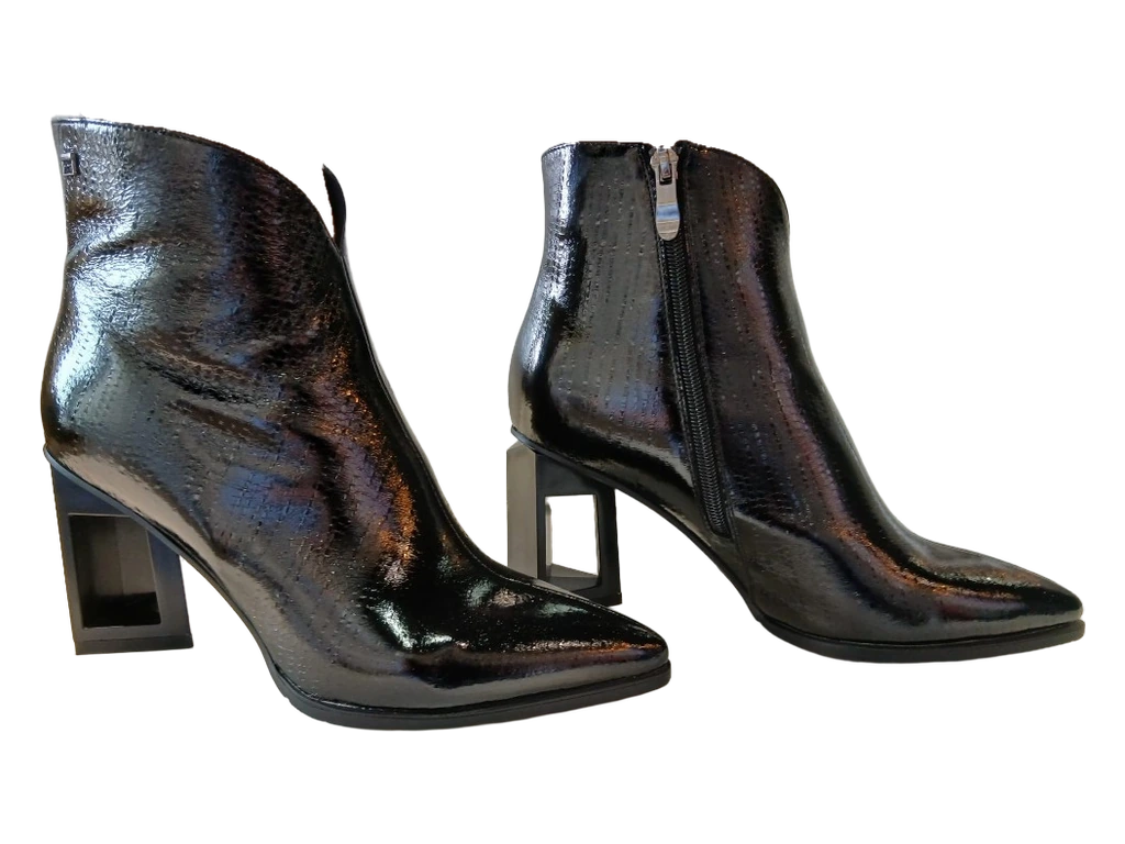 La paire de bottines Babeth en vernis noir, talons ajourés