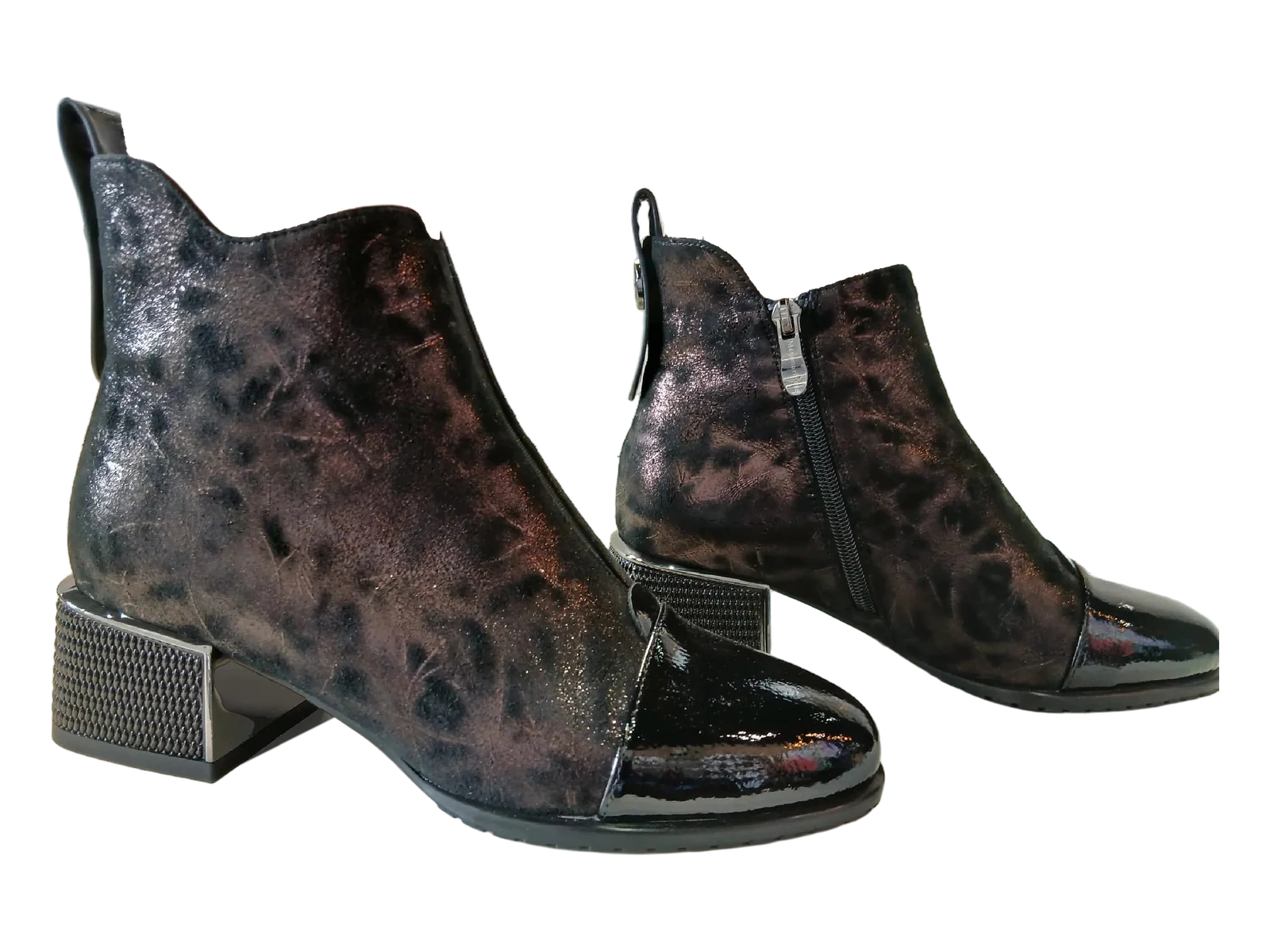 La paire de bottines Baguer en cuir bronze métallisé, bouts vernis noirs