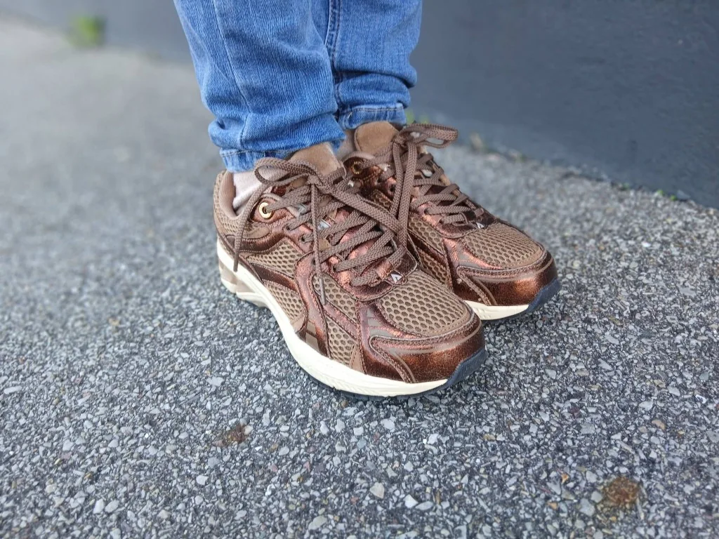 Baskets ASFVLT City Run, mesh chocolat et empiècements bronze, portées sur le bitume