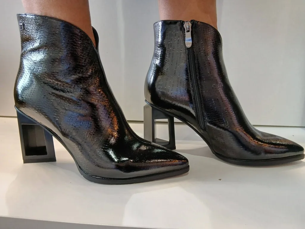 Bottines Babeth en vernis noir, bout pointu et talon carré ajouré