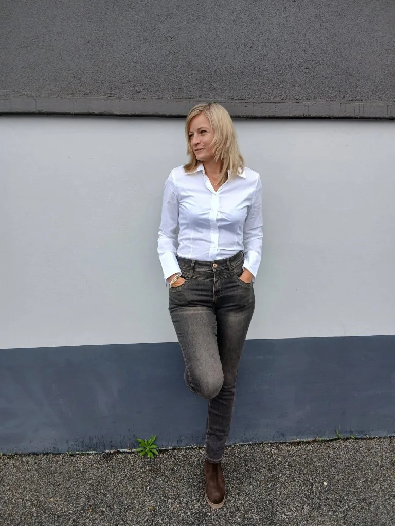 Laurie adossée au mur de la boutique