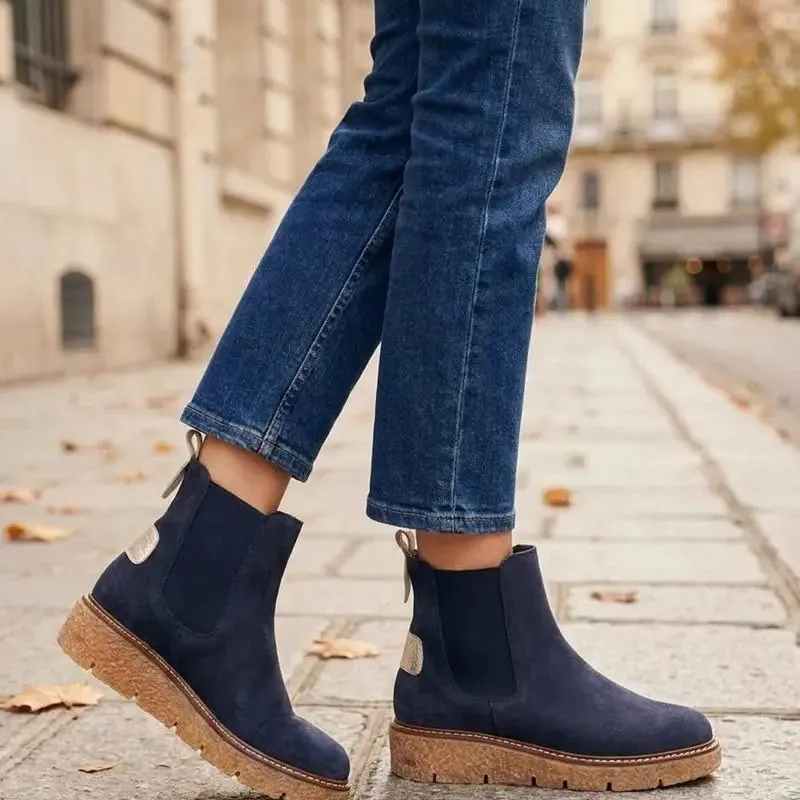 Chelsea en daim bleu marine, semelle liège, portées avec un jean