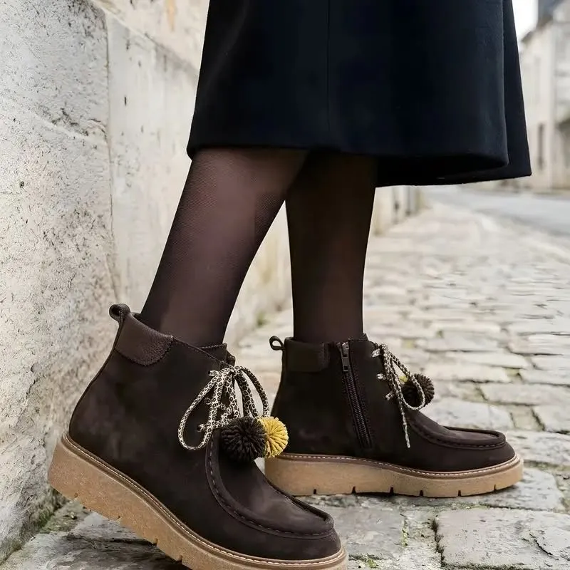 Bottines en nubuck brun à lacets et pompons, semelle crêpe