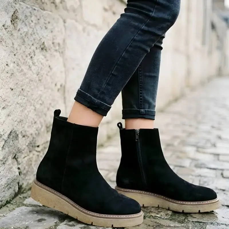 Bottines zippées en daim noir, semelle crêpe, sur les pavés
